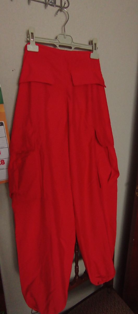 Pantalones rojos anchos