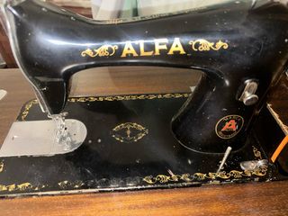Máquina de coser Alfa antigua