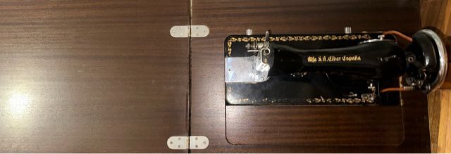 Máquina de coser Alfa antigua