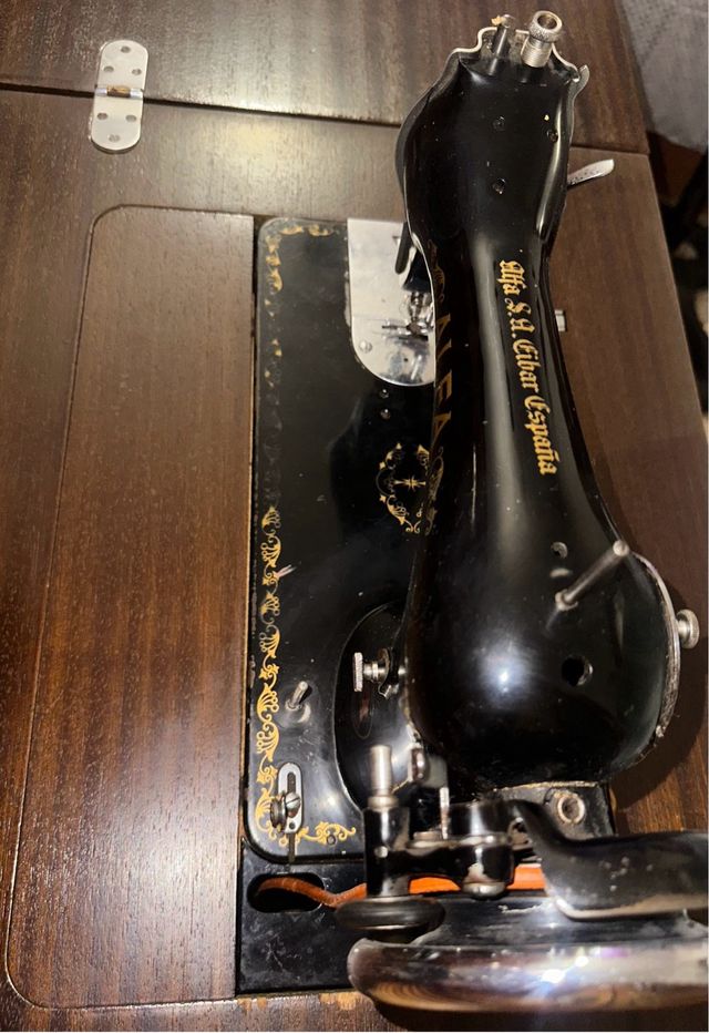 Máquina de coser Alfa antigua