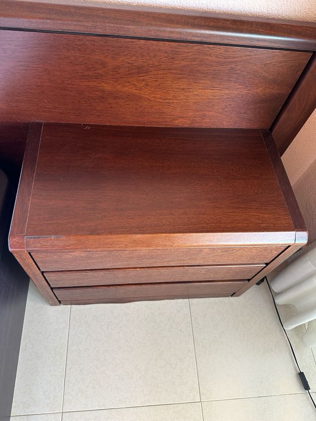 Dos cómodas de madera maciza