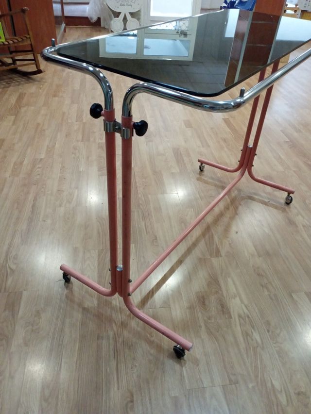 Mesa mostrador perchero cristal y metal