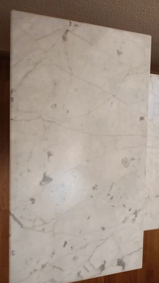 Mármol blanco con vetas grises. 