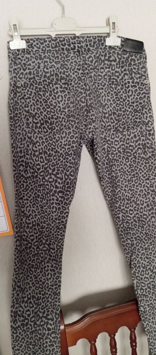 Pantalones con estampado de leopardo