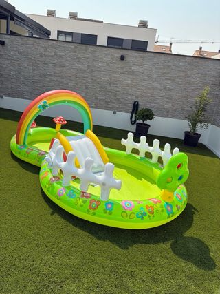 Piscina Infantil Intex con Arcoíris y Tobogán
