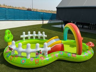 Piscina Infantil Intex con Arcoíris y Tobogán