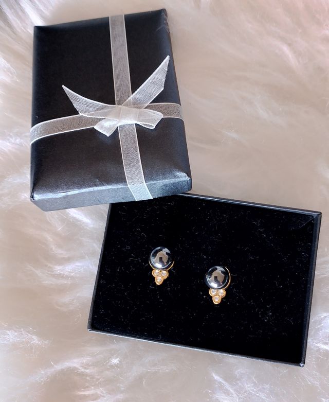 Pendientes dorados con detalles grises