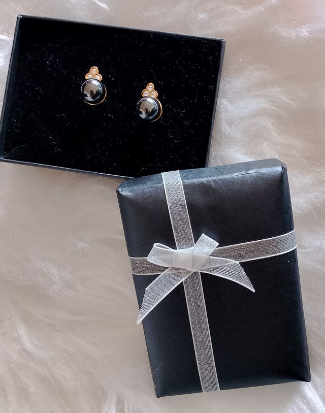 Pendientes dorados con detalles grises