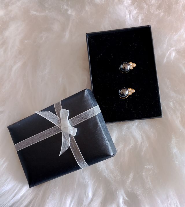 Pendientes dorados con detalles grises