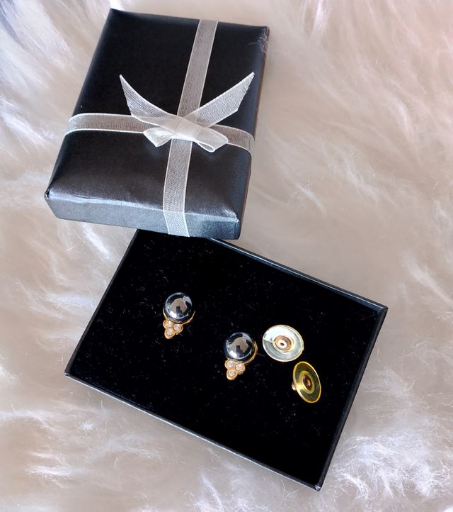 Pendientes dorados con detalles grises