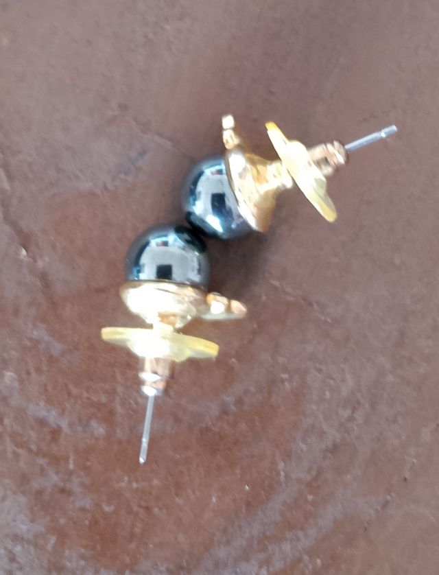 Pendientes dorados con detalles grises