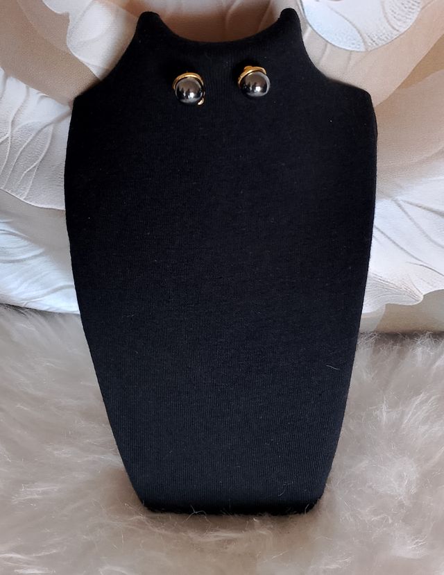 Pendientes dorados con detalles grises