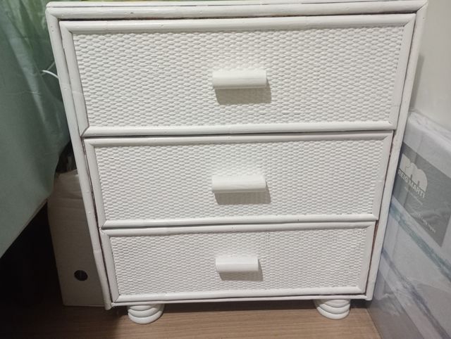 Mesitas de noche blancas.