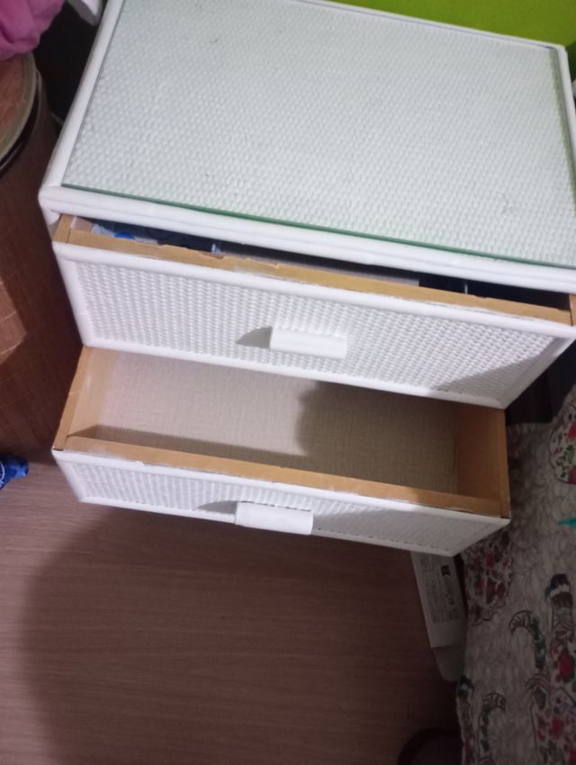 Mesitas de noche blancas.