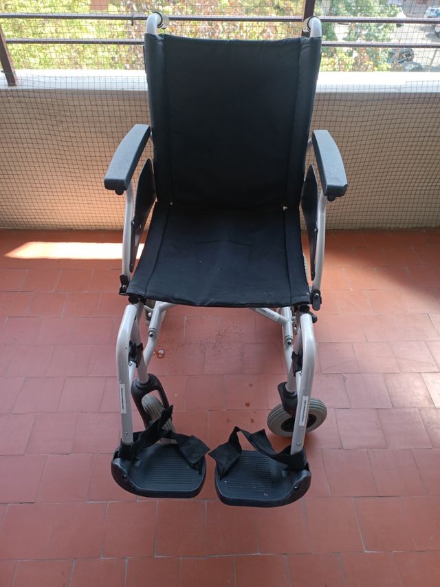 Silla de ruedas Teyder color negro.