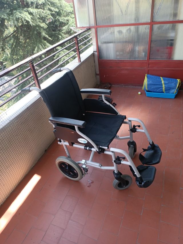 Silla de ruedas Teyder color negro.