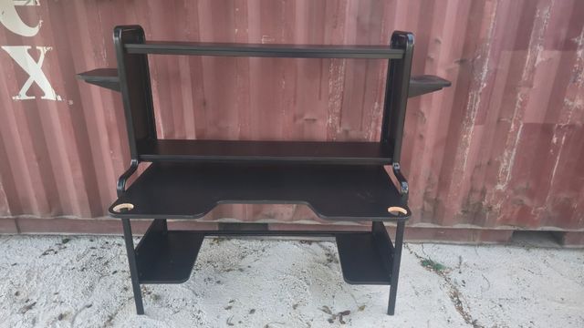 Escritorio Negro con Estantes