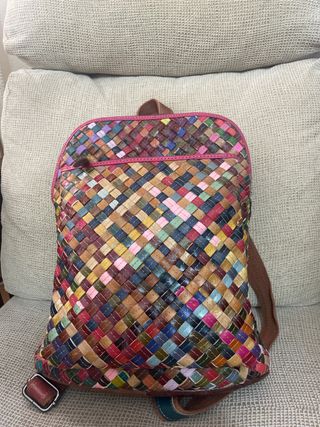 Mochila de piel multicolor, poco uso