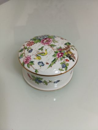 Caja de porcelana con flores y pájaros