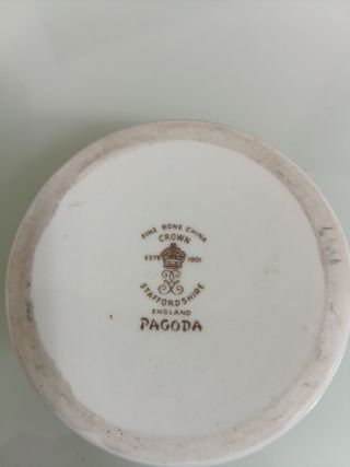 Caja de porcelana con flores y pájaros
