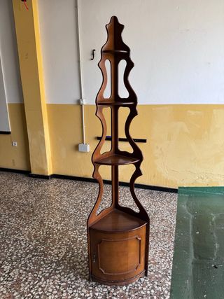 Esquinero de madera antiguo