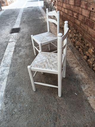 Pareja de sillas blancas de madera