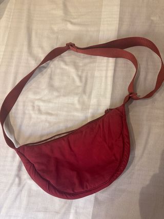 Bandolera tipo niñonera roja