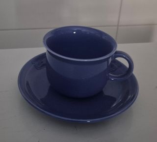 Juego de té amarillo y azul