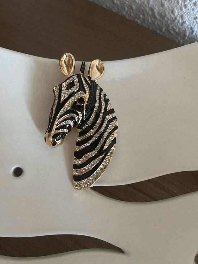 Broche Cebra Dorado y Negro con Brillantes
