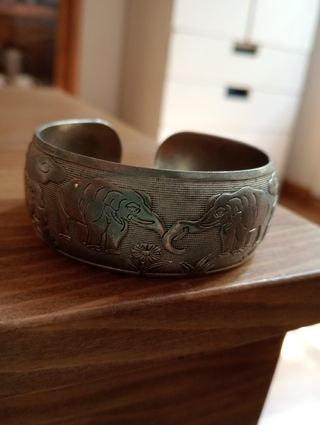Pulsera plateada con elefantes