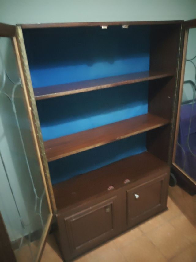 Armario de madera con puertas de cristal