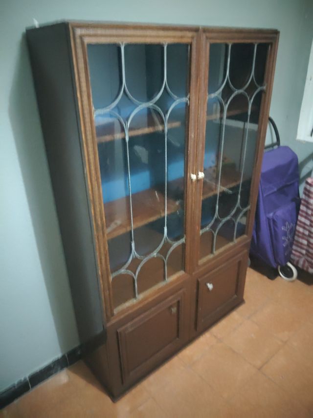 Armario de madera con puertas de cristal