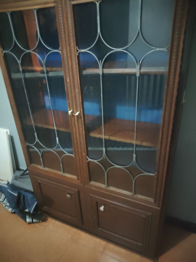 Armario de madera con puertas de cristal