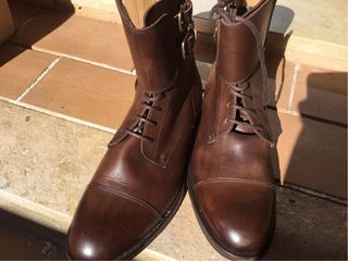 Botas de cuero marrones con cordones y hebillas