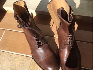 Botas de cuero marrones con cordones y hebillas