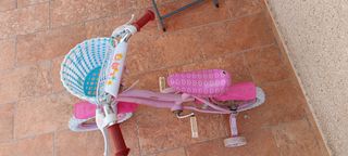 Bicicleta infantil rosa con cesta
