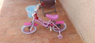 Bicicleta infantil rosa con cesta