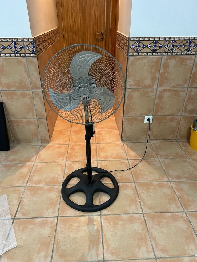 Ventilador de pie plateado y negro