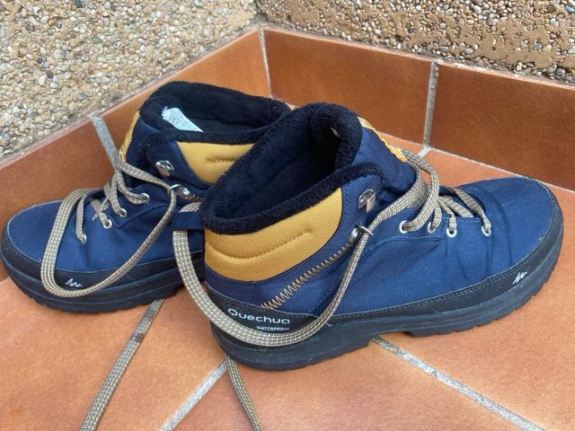 Botas de montaña Quechua azul y beige