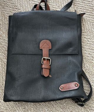 Mochila Negra con Detalles Marrones