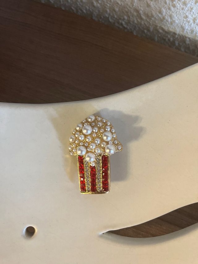 Broche de palomitas de maíz con brillantitos