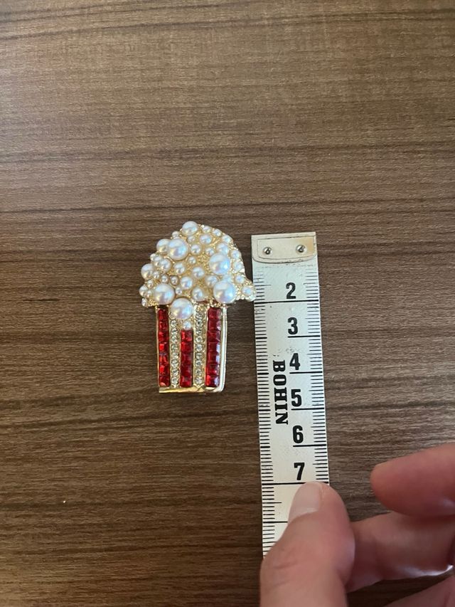 Broche de palomitas de maíz con brillantitos