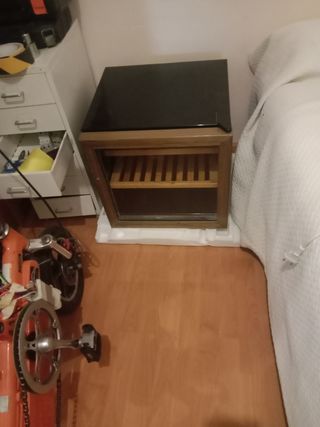 Mini nevera de madera y cristal