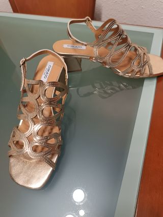 Sandalias doradas elegantes
