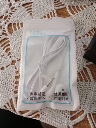 Cascos blancos con cable