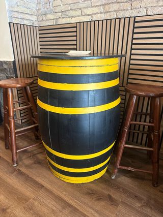 Mesa Alta Barrica Madera Negra y Amarilla