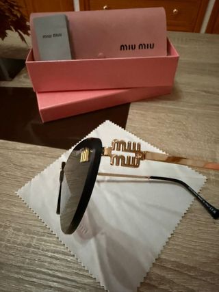Occhiali da sole Miu Miu neri, nuovi di zecca.