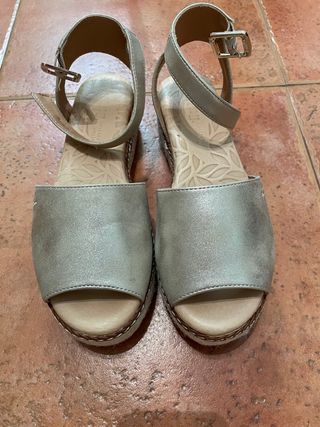Sandalias Beige y Plateadas Talla 37