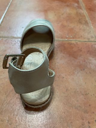 Sandalias Beige y Plateadas Talla 37