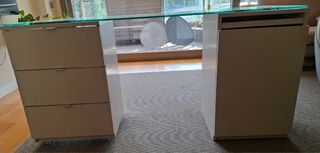 Escritorio de oficina con mesa auxiliar